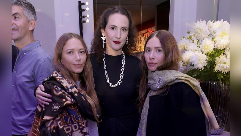 Mary-Kate (links) und Ashley Olsen (rechts) mit "W"-Chefredakteurin Sara Moonves bei einem Event in New York.