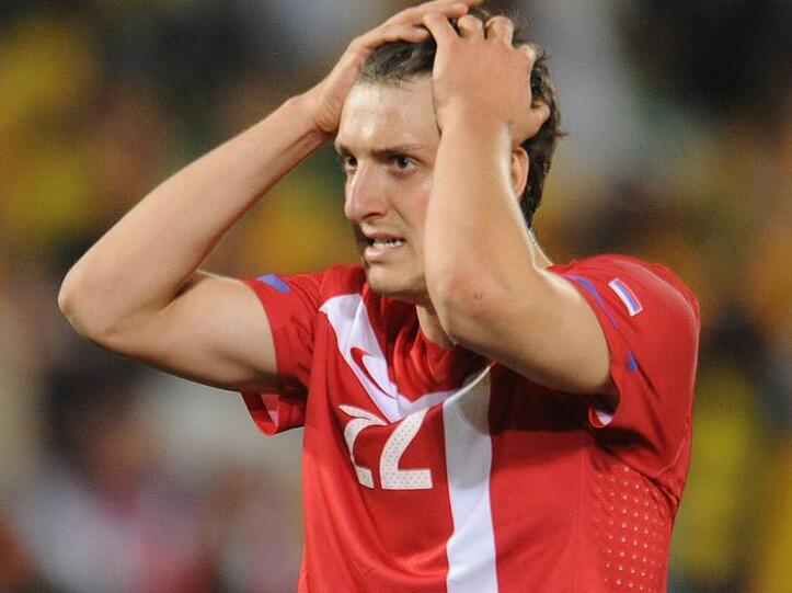 Kuzmanovic schlägt nach seinem Handspiel die Hände über dem Kopf zusammen.