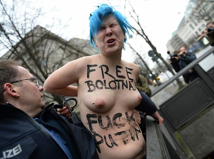 Protest vor der russischen Botschaft in Berlin: Femen-Aktivistinnen demonstrieren zum Auftakt in Sotschi gegen die "Gulag-Spiele".