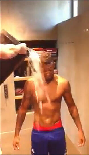 Jerome Boateng und die Ice Cube Challenge. Er nominiert Mesut Özil, Micah Richards und Lukas Podolski.