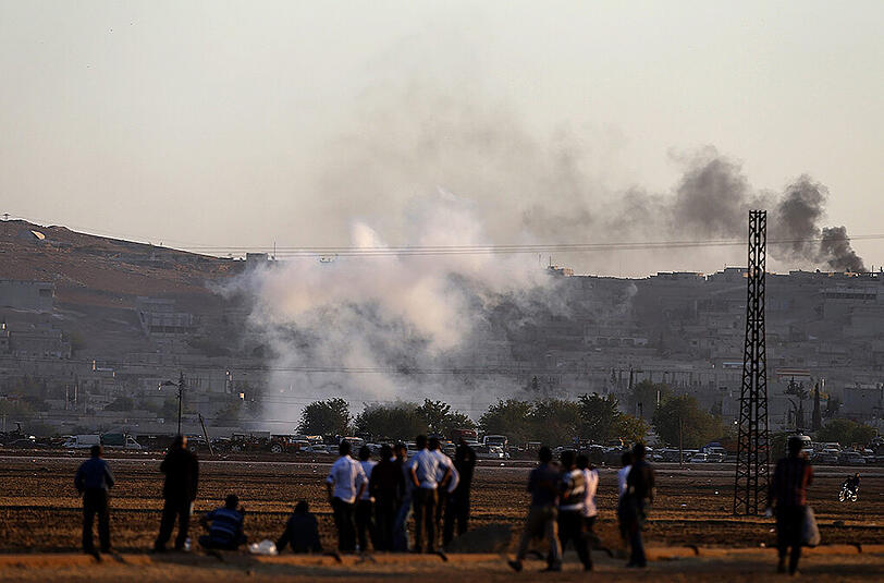 Ein von der Türkei aus aufgenommenes Bild zeigt Rauch nach einem Luftschlag gegen Einheiten des Islamischen Staats bei Kobane.