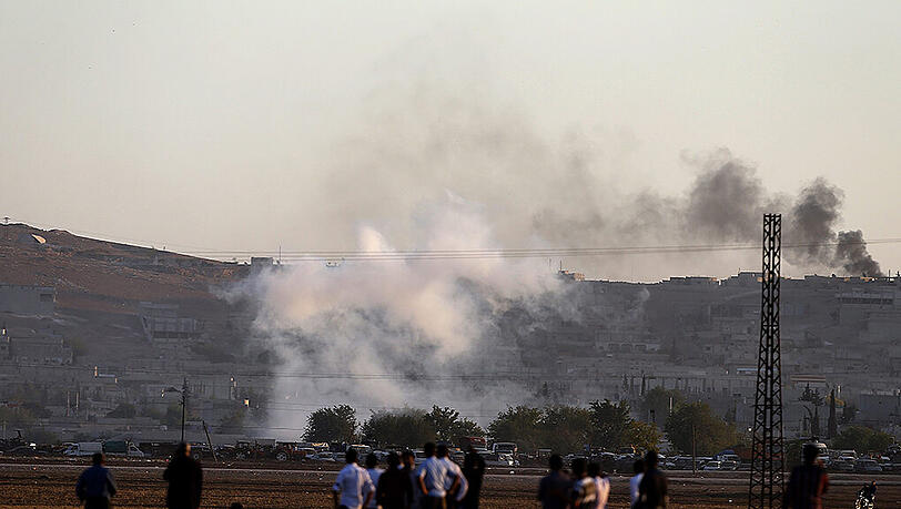 Ein von der Türkei aus aufgenommenes Bild zeigt Rauch nach einem Luftschlag gegen Einheiten des Islamischen Staats bei Kobane. Ein von der Türkei aus aufgenommenes Bild zeigt Rauch nach einem Luftschlag gegen Einheiten des Islamischen Staats bei Kobane.