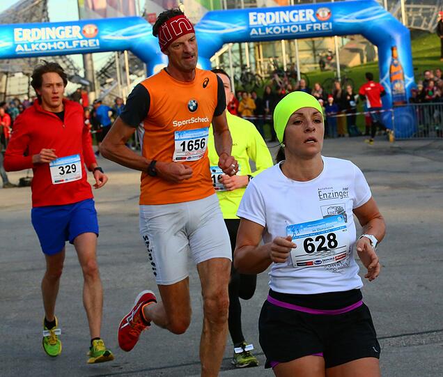 Am Samstag liefen mehr als 1.700 Münchner durch den Olympiapark. Die Bilder vom Nikolauslauf.