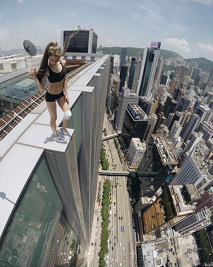 Umso höher, umso besser: Die russische Rooferin Angela Nikolau ist im Selfie-Wahn. Sehen Sie selbst...