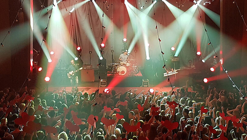 Rote Fanherzen für die Sportfreunde Stiller am Sonntag in der Alten Kongresshalle. Rote Fanherzen für die Sportfreunde Stiller am Sonntag in der Alten Kongresshalle.
