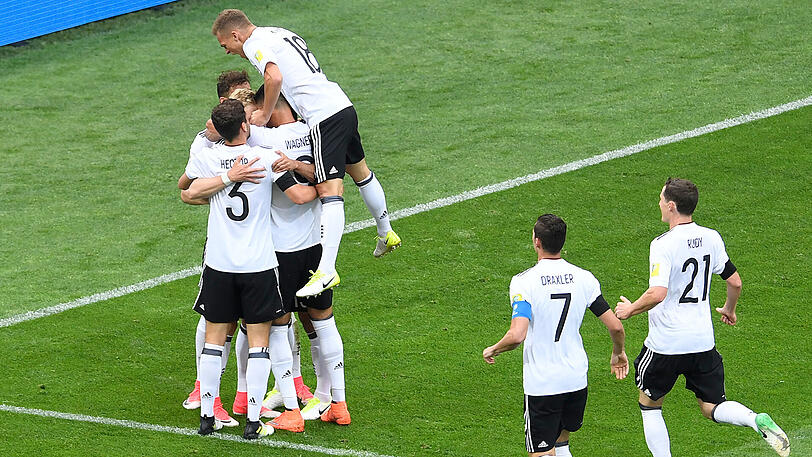 Die deutsche Mannschaft feiert das 1:0 durch Lars Stindl.