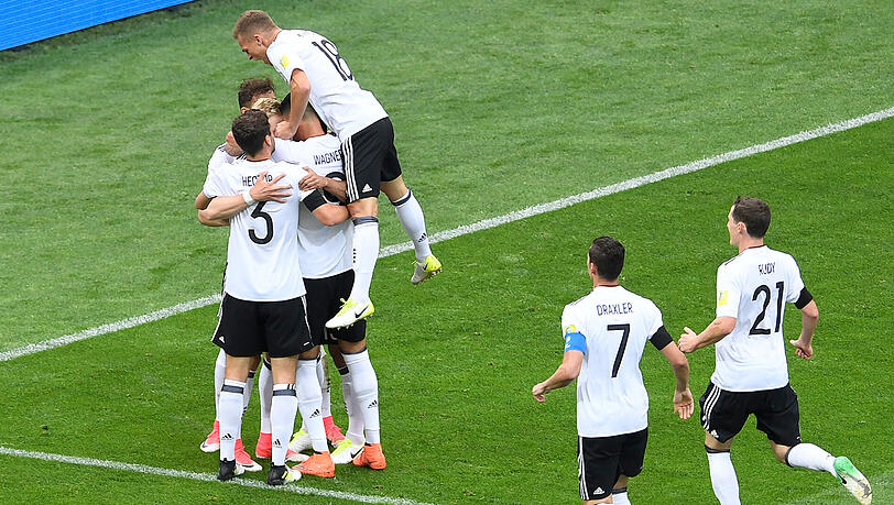 Die deutsche Mannschaft feiert das 1:0 durch Lars Stindl. Die deutsche Mannschaft feiert das 1:0 durch Lars Stindl.
