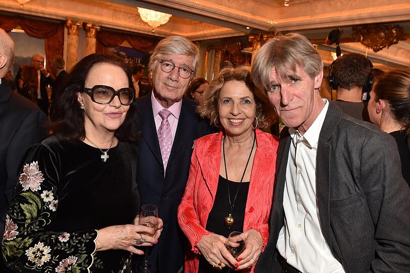 Christian Wolff mit Frau Marina Handloser (li.) und Michaela May mit Bernd Schadewald