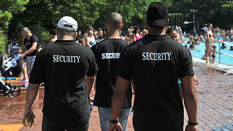 In Berlin gibt's das schon länger &ndash; und jetzt auch in München: Security-Streife im Freibad.