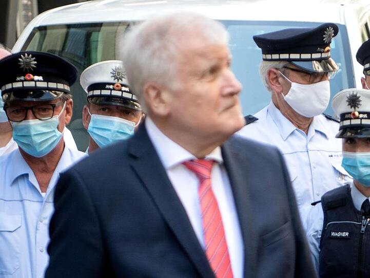 Bundesinnenminister Horst Seehofer besichtigt die Schäden in Stuttgart nach der nächtlichen Randale.