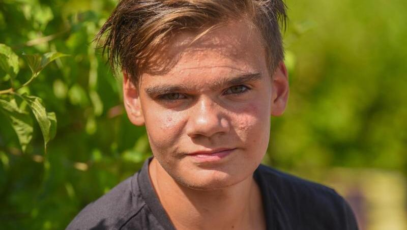 Justin Fischer sitzt auf einer Treppe im Freibad. Justin Fischer sitzt auf einer Treppe im Freibad.