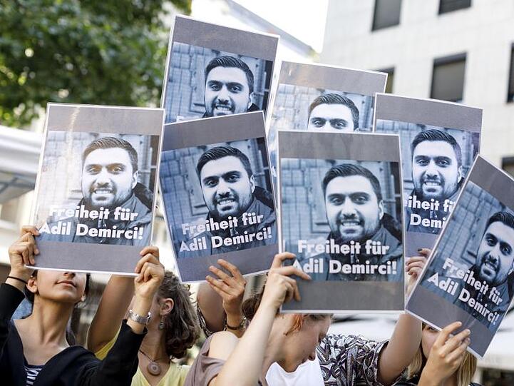 In Köln demonstrieren die Menschen für eine Freilassung Demirci's.