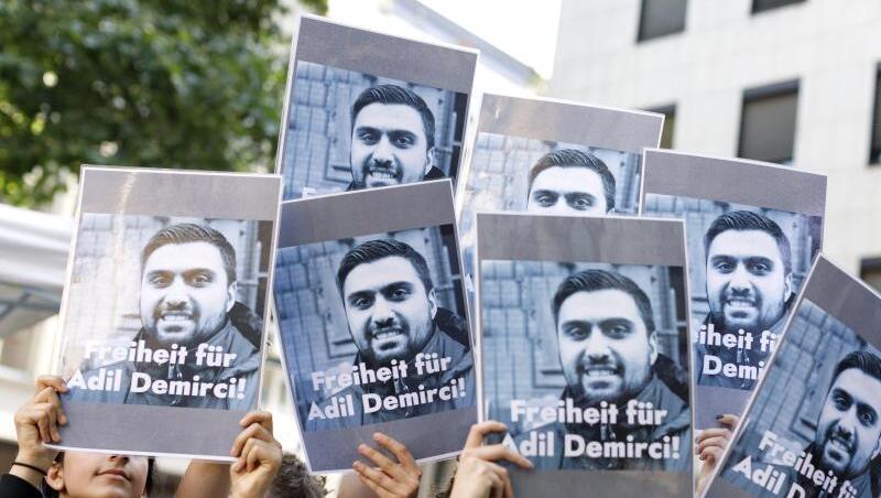 In Köln demonstrieren die Menschen für eine Freilassung Demirci's. In Köln demonstrieren die Menschen für eine Freilassung Demirci's.