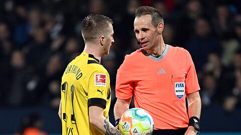 Im Spiel zwischen Bochum und Dortmund hatte sich Sascha Stegemann nach einem Foul an Karim Adeyemi gegen einen Elfmeter entschieden.
