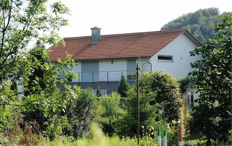 Das Haus des Sparkassendirektors Thomas Bögerl in Heidenheim-Schnaitheim ist am Montag mit heruntergelassenen Rollläden durch einen Blättervorhang zu sehen. In dem Haus wurde am Mittag die Leiche des Bankiers gefunden.