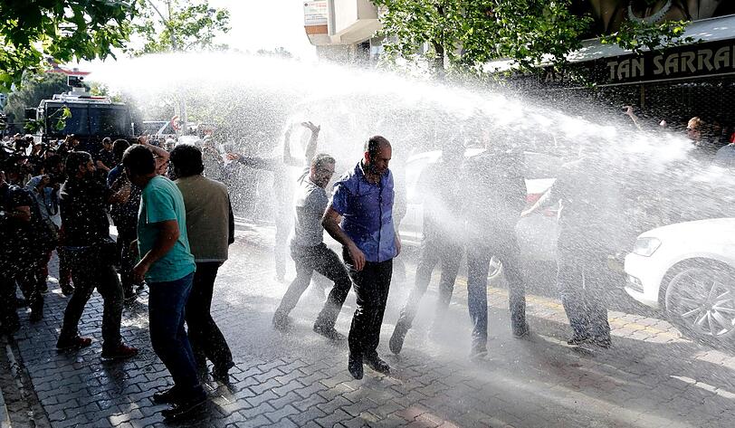 Tränengas, Wasserwerfer und Gummigeschosse - Sehen Sie hier weitere Bilder aus der Türkei.