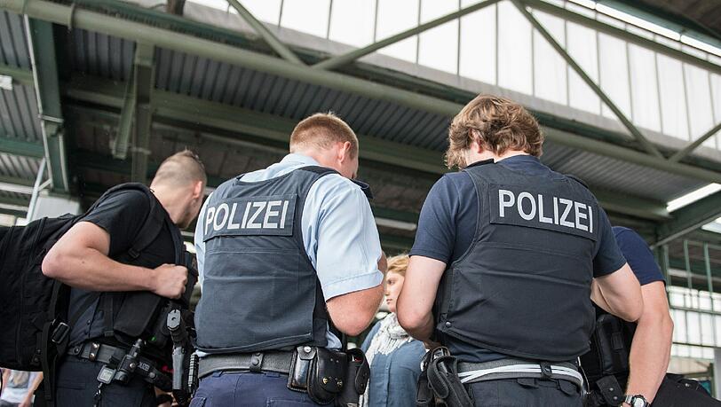 Die Bundespolizei kümmert sich am Münchner Hauptbahnhof um die Registrierung der Flüchtlinge. Die Bundespolizei kümmert sich am Münchner Hauptbahnhof um die Registrierung der Flüchtlinge.