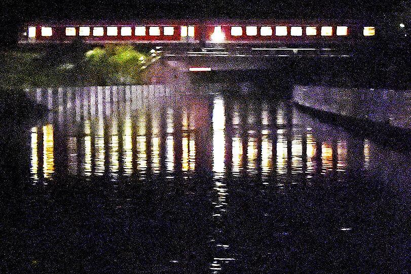 Die überschwemmte B 304 in Ebersberg