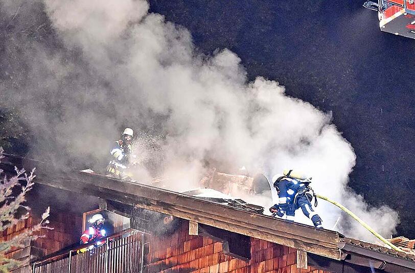 Der Einsatz dauerte mehrere Stunden - erst nach Mitternacht konnte der Dachstuhlbrand unter Kontrolle gebracht werden. Die Bilder.