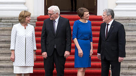 Der ehemalige Bundespräsident Joachim Gauck (r) und seine Lebensgefährtin Daniela Schadt (l) begrüßen den neuen Bundespräsidenten Frank-Walter Steinmeier und seine Frau Elke Büdenbender zur symbolischen Amtsübergabe am Schloss Bellevue.