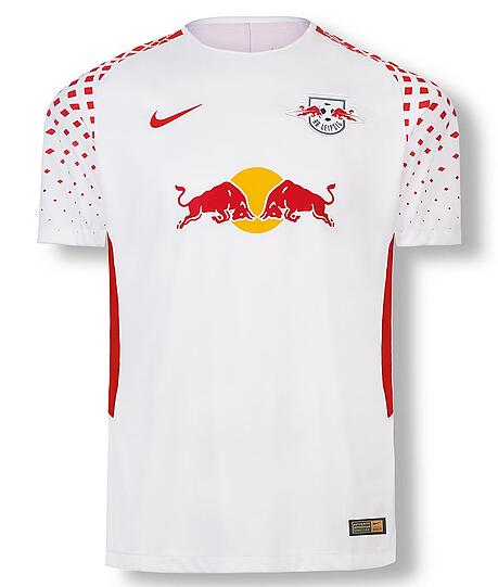 Platz 1: RB LEIPZIG: Ein explosionsartiger Schulterdruck, der die Kraft und den Optimismus der jungen Mannschaft widerspiegelt. Schlicht in der Schnittführung, mit Rundhalsausschnitt und seitlichen Kontrasteinsätzen sieht man hier keinen unnötigen Schnickschnack und konzentriert sich allein auf das, was wirkt, die Leidenschaft der Farbe.
