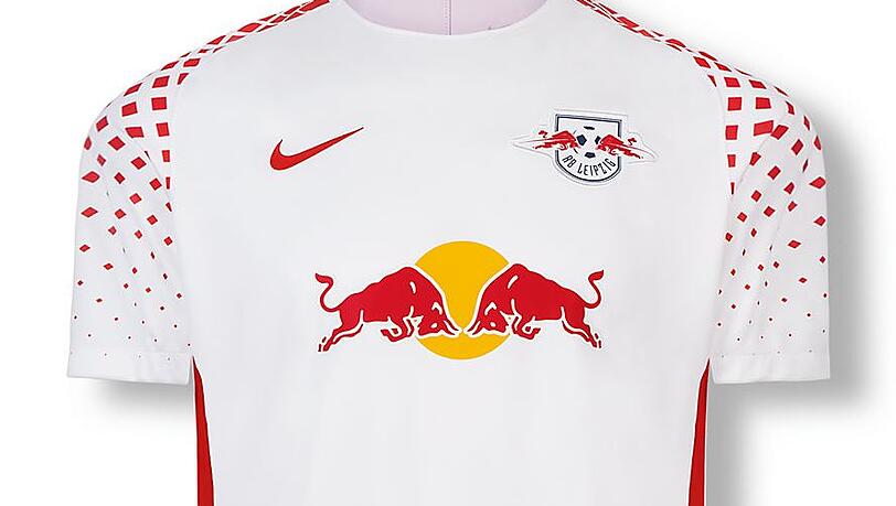 Platz 1: RB LEIPZIG: Ein explosionsartiger Schulterdruck, der die Kraft und den Optimismus der jungen Mannschaft widerspiegelt. Schlicht in der Schnittführung, mit Rundhalsausschnitt und seitlichen Kontrasteinsätzen sieht man hier keinen unnötigen Schnickschnack und konzentriert sich allein auf das, was wirkt, die Leidenschaft der Farbe. Platz 1: RB LEIPZIG: Ein explosionsartiger Schulterdruck, der die Kraft und den Optimismus der jungen Mannschaft widerspiegelt. Schlicht in der Schnittführung, mit Rundhalsausschnitt und seitlichen Kontrasteinsätzen sieht man hier keinen unnötigen Schnickschnack und konzentriert sich allein auf das, was wirkt, die Leidenschaft der Farbe.