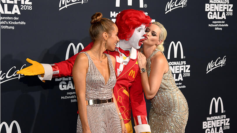 Annemarie Carpendale (l.), Daniela Katzenberger und McDonald's-Maskottchen Ronald McDonald.