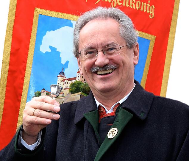 "2013 Oktoberfest, Landesschützenkönig, mit 'Bonsai'-Pokal - der es aber in sich hat, hochprozentig!"