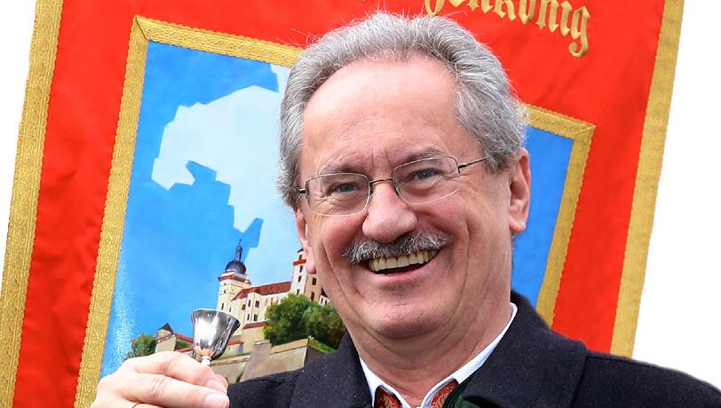 "2013 Oktoberfest, Landesschützenkönig, mit 'Bonsai'-Pokal - der es aber in sich hat, hochprozentig!" "2013 Oktoberfest, Landesschützenkönig, mit 'Bonsai'-Pokal - der es aber in sich hat, hochprozentig!"