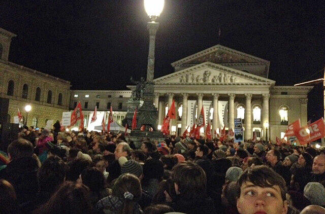 Der Max-Joseph-Platz ist voll: Tausende Münchner versammeln sich vor der Staatsoper zur Kundgebung gegen die Pegida-Bewegung.