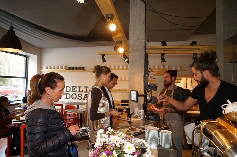 Manuel und Christian (genannt &bdquo;Ö&ldquo;, weil er aus Österreich kommt) bedienen im neu eröffneten Deli Dosa. Dort legt man Wert auf gesunde, natürliche Produkte.