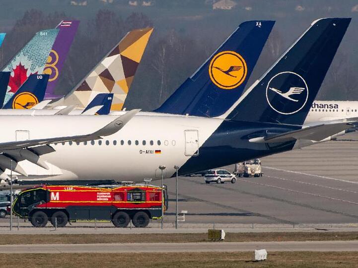 Flugzeuge der Lufthansa stehen nebeneinander auf dem Flughafen München. Foto: Peter Kneffel/dpa/Archivbild