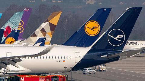 Flugzeuge der Lufthansa stehen nebeneinander auf dem Flughafen München. Foto: Peter Kneffel/dpa/Archivbild