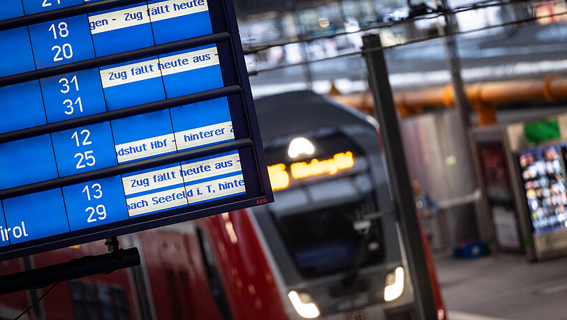 Auf einer Anzeigetafel im Hauptbahnhof wird auf zahlreiche Zugausfälle hingewiesen. Auf einer Anzeigetafel im Hauptbahnhof wird auf zahlreiche Zugausfälle hingewiesen.