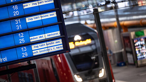 Auf einer Anzeigetafel im Hauptbahnhof wird auf zahlreiche Zugausfälle hingewiesen.