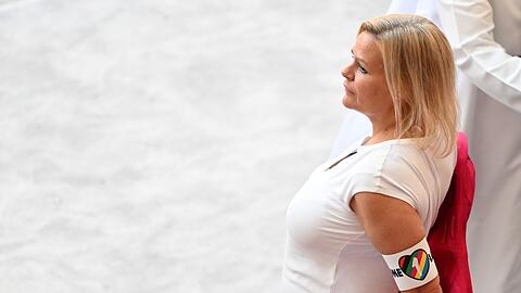 Bundesinnenministerin Nancy Faeser trug auf der Tribüne die verbotene "One Love"-Kapitänsbinde.