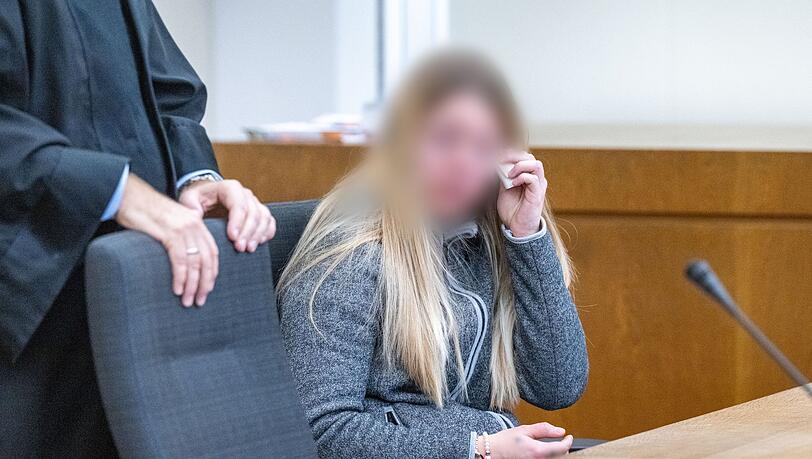 Einer 26 Jahre alten Frau wird vor dem Landgericht Passau Totschlag an ihrem Lebensgefährten vorgeworfen.