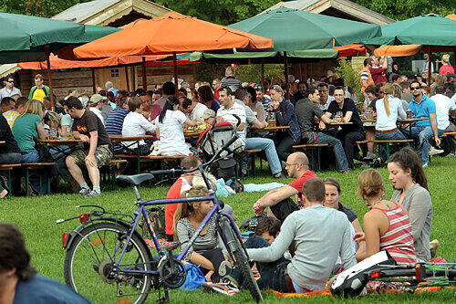 Freie Platzwahl: Hier schmecken Bier und Brotzeit auf der eigenen Decke, genauso wie auf der Bierbank oder im Liegestuhl.