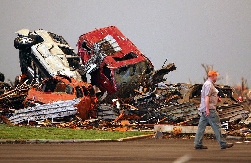 Eine verwüstete Stadt: Zerbeulte Autos liegen in Joplin auf Schutthaufen. Ein Tornado wütete über Missouri, mindestens 89 Menschen starben