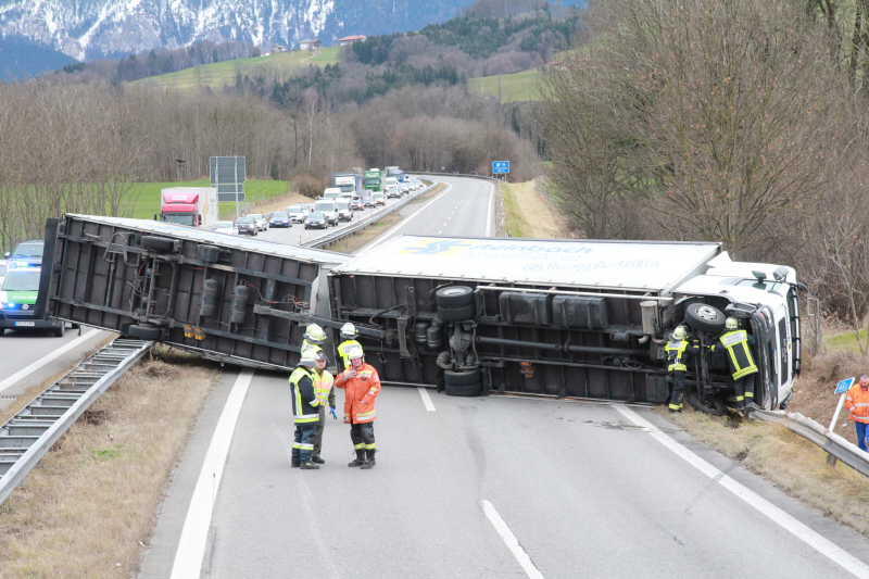 Am Freitag stürmte es so gewaltig, dass auf der A8 im Landkreis Rosenheim ein Lkw umgweht wurde und quer über die Fahrbahn kippte.