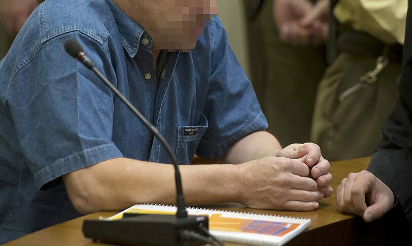 Der Angeklagte Thomas S. saß am Montag im Gericht. Für die Aussage der Mutter der beiden ermordeten Mädchen musste er den Saal verlassen - der Frau war seine Anwesenheit nicht zumutbar.
