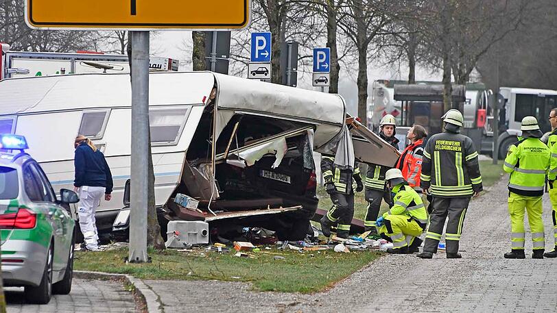 Die Münchner Straße in Feldkirchen - ein einziges Schlachtfeld. Die Bilder vom spektakulären Wohnwagen-Unfall.