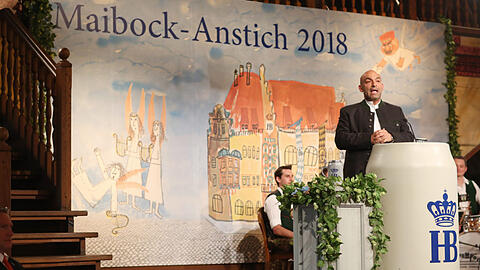 Django Asül zweifelt beim Maibockanstich im Hofbräuhaus das Kabinett an.