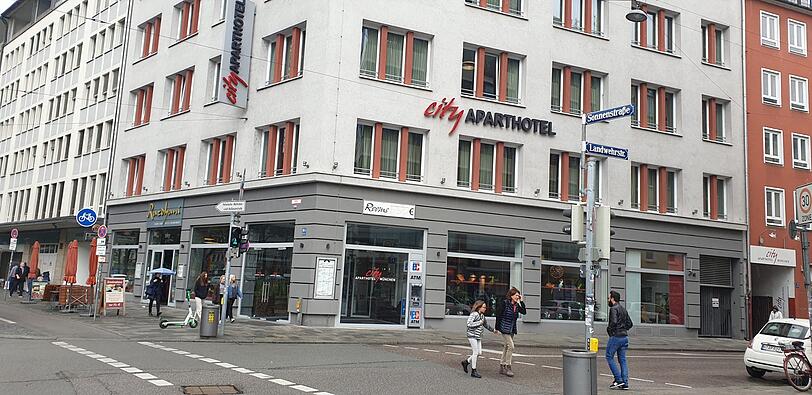 Die 20-Jährige folgt dem Mann in den Hof des City-Aparthotels.