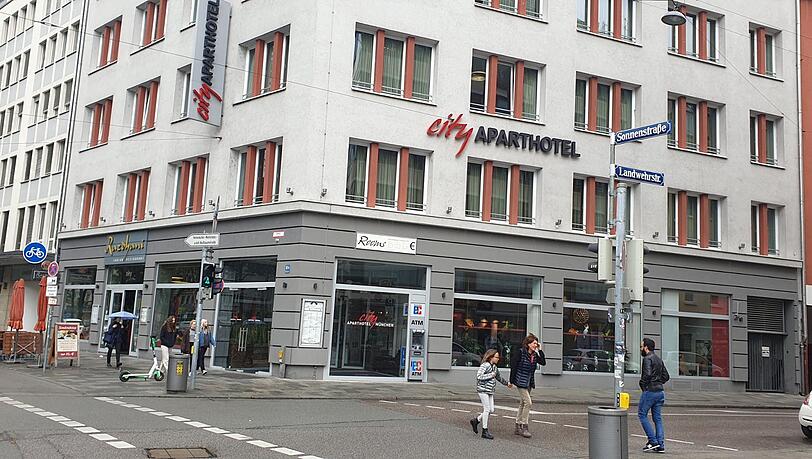 Die 20-Jährige folgt dem Mann in den Hof des City-Aparthotels.