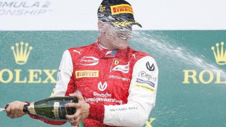 Champagnerdusche: Mick Schumacher feiert seinen Sieg in Budapest.