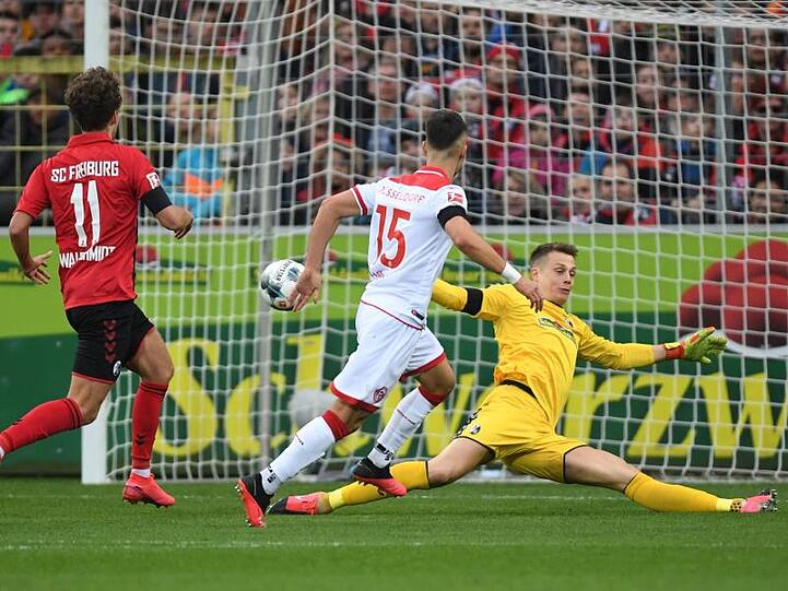 Düsseldorfs Erik Thommy (M) erzielt das 2:0 gegen den SC Freiburg.