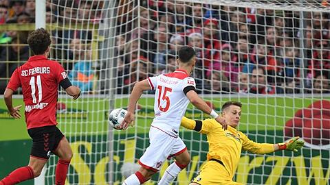 Düsseldorfs Erik Thommy (M) erzielt das 2:0 gegen den SC Freiburg.