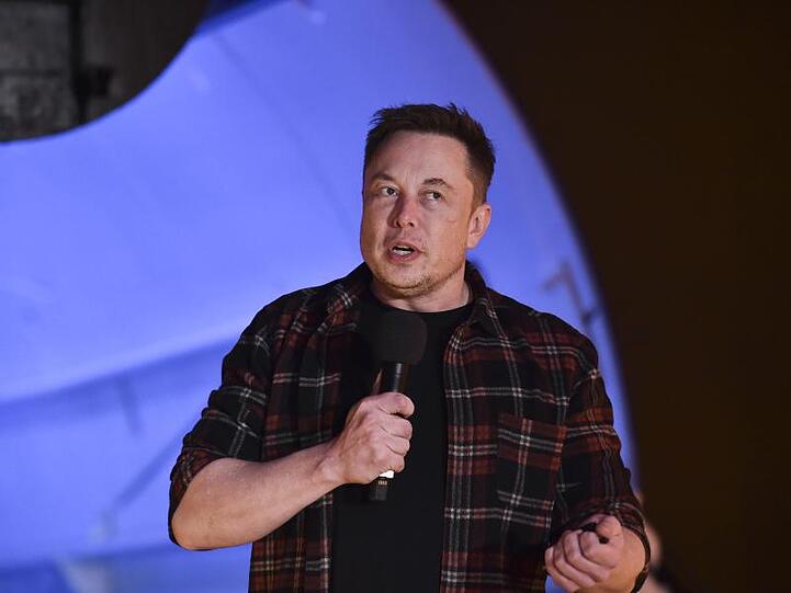 Elon Musk, unter anderem Tesla-Chef. Er hat im Streit mit der US-Börsenaufsicht SEC sein Verhalten bei Twitter verteidigt und zum Gegenangriff auf die Behörde ausgeholt.