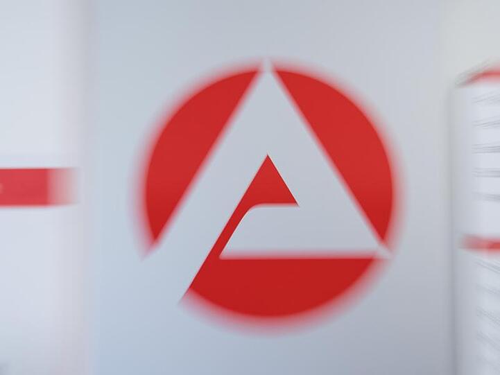 Das Logo der Bundesagentur für Arbeit. Foto: Sebastian Gollnow/Archiv